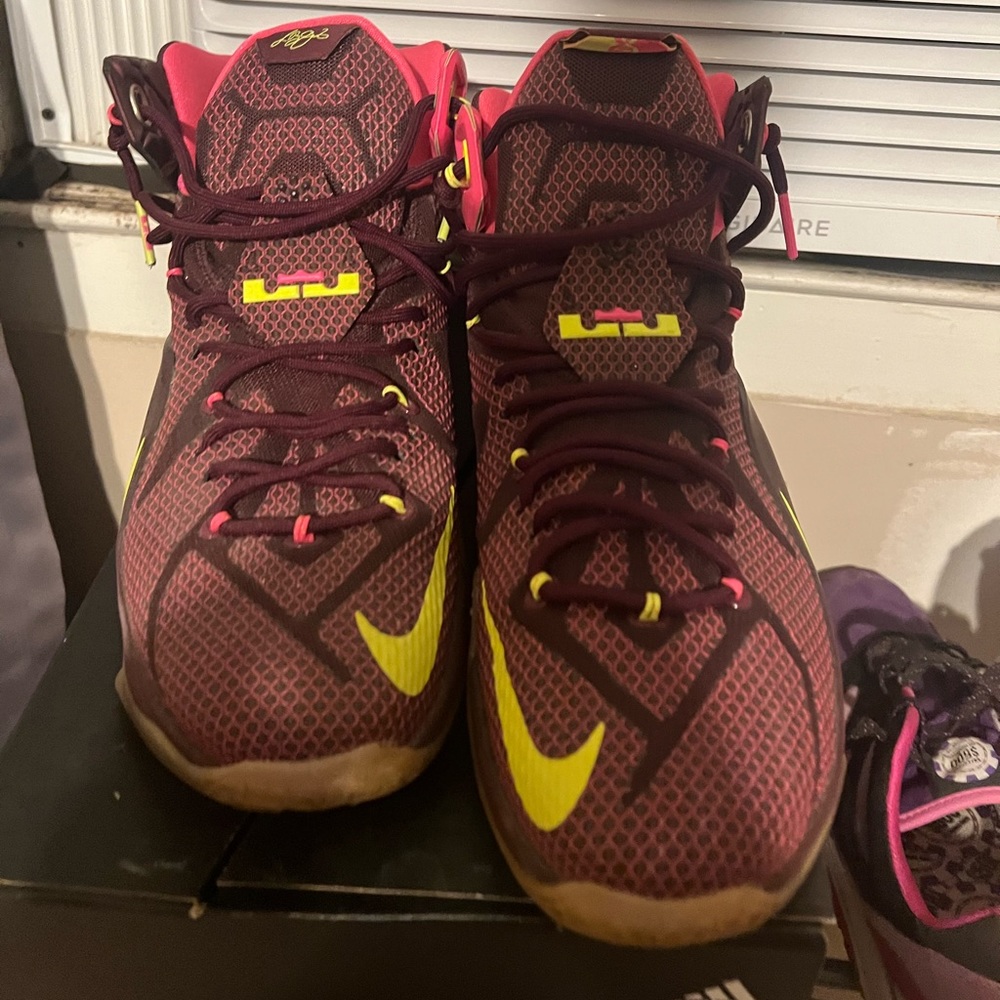 EUC MENS SIZE 13 Lebron Nike